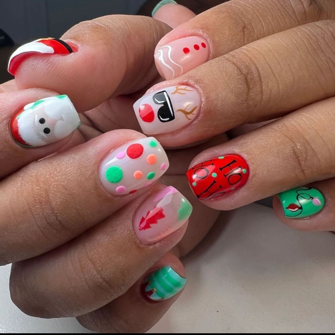 US$2,6/set Uñas postizas navideñas con diseños variados, regalos sorpresa increíbles para mamás, hermanas y niñas, 5 juegos, envío gratis