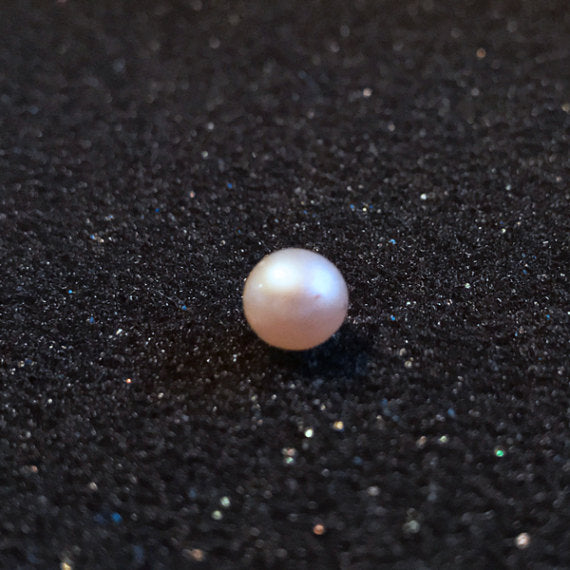 Free shippingYou are more beautiful with this natural pearl 1 pearl in 1 shell